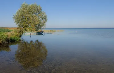 Величественные горы и Озеро плещеево