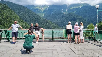 Фотография, за которой скрывается Озеро рица туристов