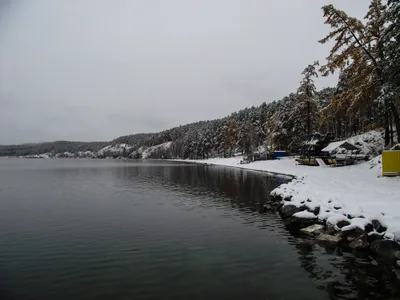 Фотка озера Тургояк со знаменитыми скалами