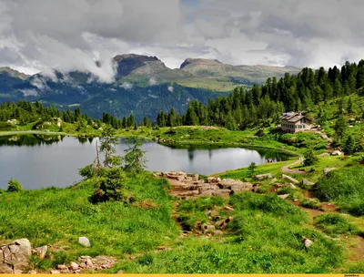 Озеро в горах: величественное притяжение природы