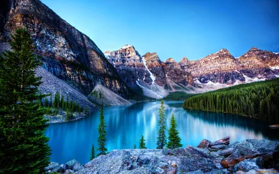 Огромное озеро в горах: естественное чудо на фото