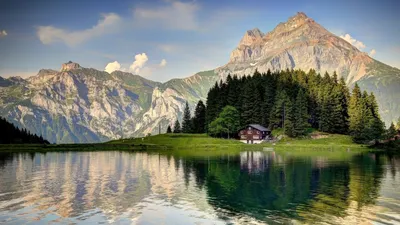 Озеро среди гор: прекрасное место для отдыха и фотосессий