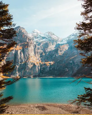 Кристально чистое озеро в горах: природный феномен на фото
