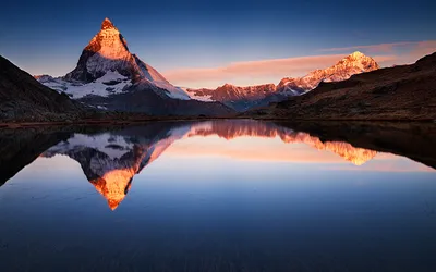 Фотография озера, окруженного горами: впечатление о величии природы