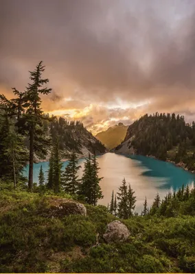 Уникальные отражения горных вершин в озере на фото