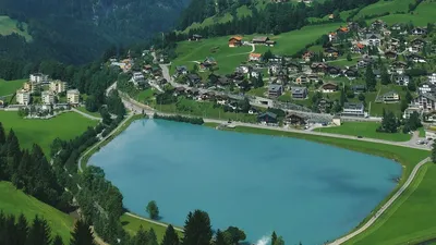Картинка озера в горах с потрясающей природой