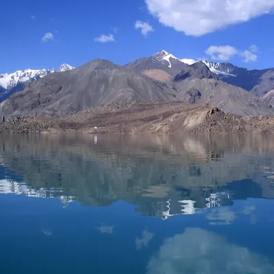 Изображение озера в горах, идеальное на обои для телефона