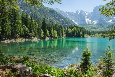Арт с изображением озера в горах на весь экран