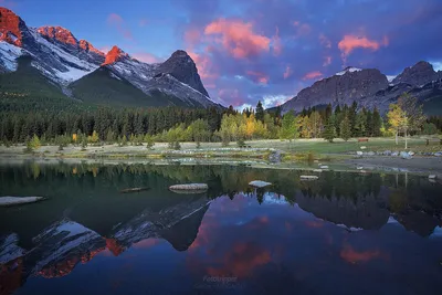 Изображение озера в горах, оживляющее экран в формате gif