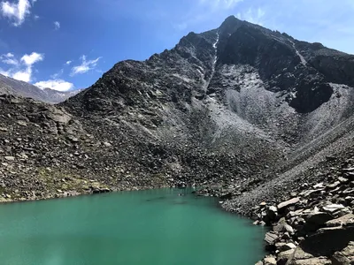 Арт с потрясающим видом на озеро в горах