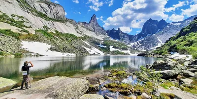 4K изображение озера в горах, полное деталей