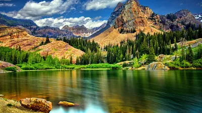 Рисунок озера в горах: природная гармония на фоне горных вершин