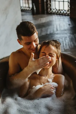 2) Новое изображение пары в ванной в HD качестве