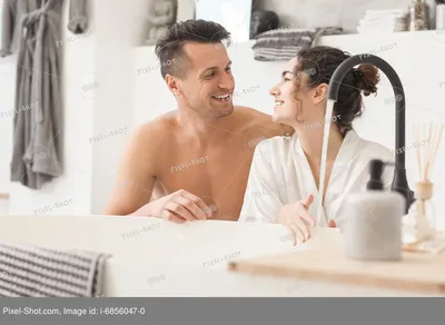 9) Пара в ванной: фото в хорошем качестве для вашего проекта