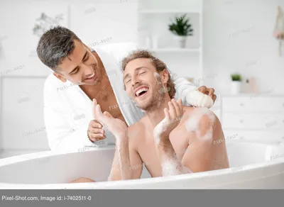 29) Пара в ванной: выберите изображение пары в ванной в формате JPG