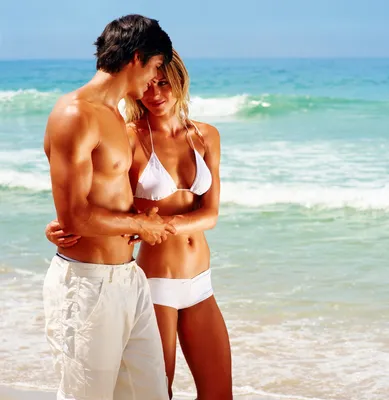 Фото пары на пляже: скачать бесплатно в формате JPG, PNG, WebP