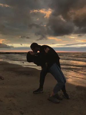 Парень и девушка на пляже: красивые фотографии в Full HD