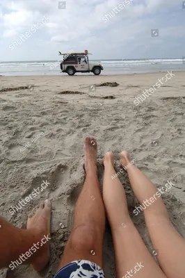 Парень и девушка на пляже: выберите размер изображения и скачайте в HD качестве