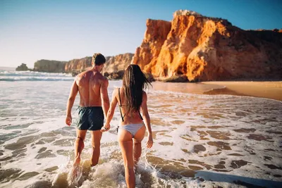 Парень и девушка на пляже: качественные фото в формате JPG, PNG, WebP