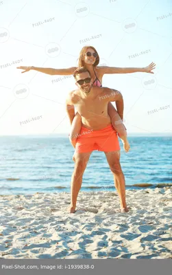 Фото пары на пляже: скачать изображения в Full HD качестве