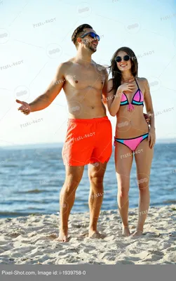 Парень и девушка на пляже фотографии
