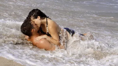 Парень и девушка на пляже: новые фотографии в формате JPG, PNG, WebP