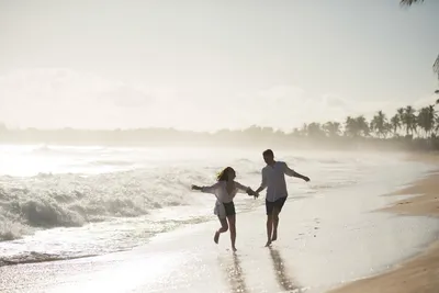 Парень и девушка на пляже: красивые картинки в HD качестве