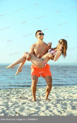 Парень и девушка на пляже: красивые фото в формате 4K