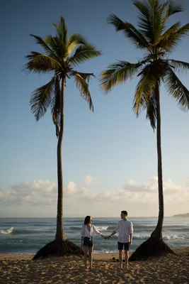 Парень и девушка на пляже: скачать качественные фотографии