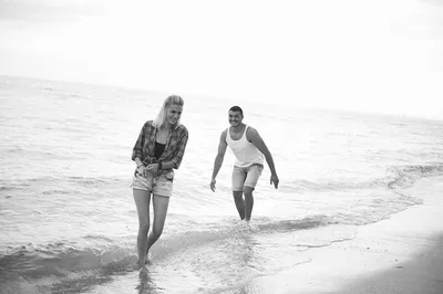 Парень и девушка на пляже: новые фотографии в 4K качестве