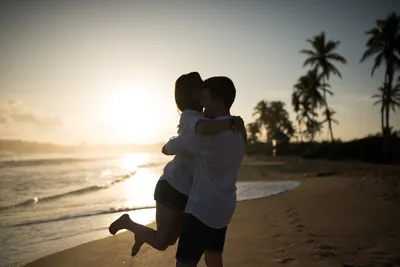 Парень и девушка на пляже: идеальный день вдвоем на берегу