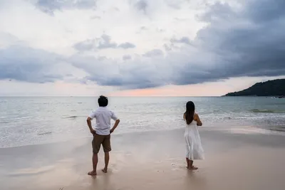 Фото пары на пляже: искренние эмоции и теплые объятия