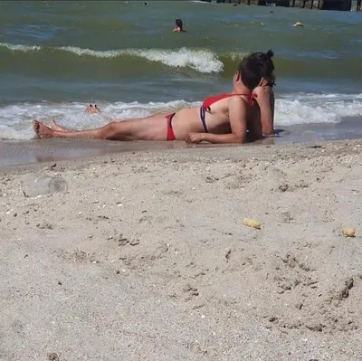 Парень и девушка на пляже: расслабляющий отдых на закате