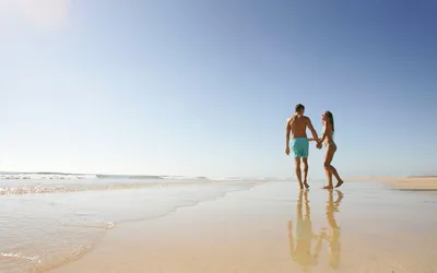 Парень и девушка на пляже: красивые картинки в формате 4K
