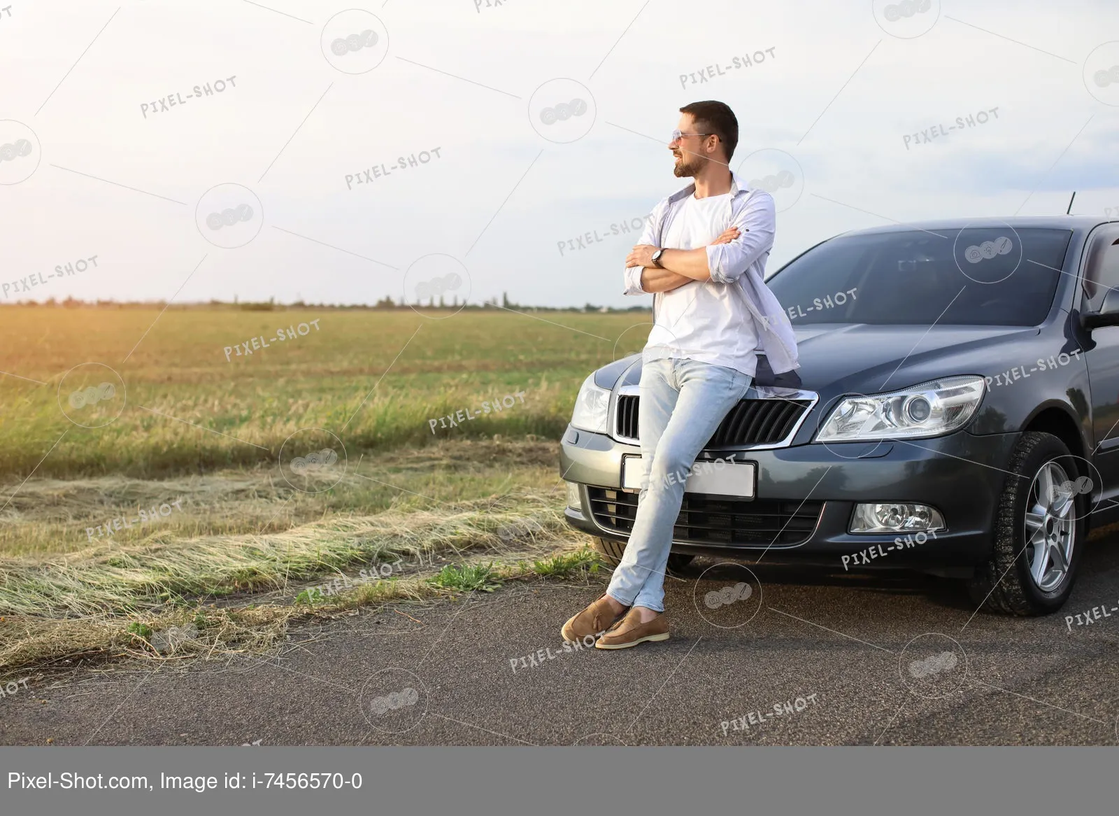 Изображение парня рядом с автомобилем | Парень возле машины Фото №672008  скачать