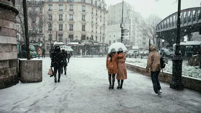 Улицы Парижа в снежном убранстве: 4K изображения