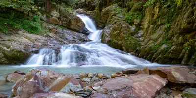 Великолепие водопадов в Парке Менделиха на фото