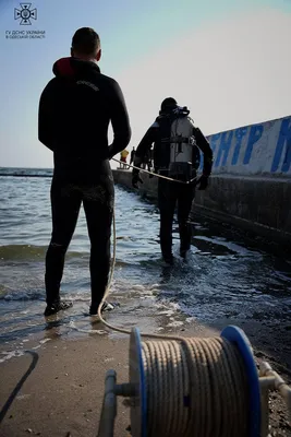 Энергия и дружба парней на фотографиях с моря