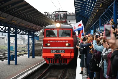 Авангардный взгляд: Пассажирский поезд в JPG формате