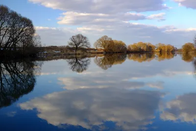 Фотка реки с водопадом, придающим особую атмосферу