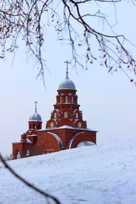 Величие горного пейзажа с давней церковью: возвышенность природы