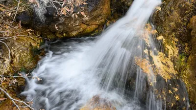 Впечатляющее шоу водопада на фото