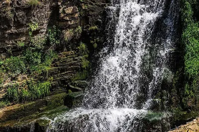 Очаровательная симфония капель: фотография водопада