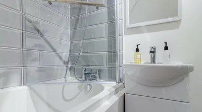 Изображения ванной комнаты в панельном доме после перепланировки. Выберите размер и формат для скачивания.
