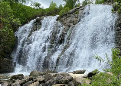 Рисунок Пещерского водопада в Алтайском крае