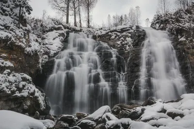 Арт с пещерским водопадом - воплощение красоты в искусстве