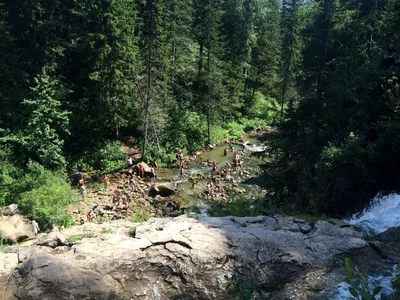 Бурлящая магия: Фотография Пещерского водопада и его энергетическое воздействие