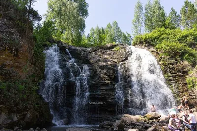 Обои с Пещерским водопадом в Full HD качестве: свободное скачивание (JPG, PNG, WebP)