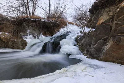 Фотография пещерского водопада для рабочего стола в формате 16:9