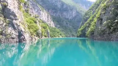 Величественные воды Пивского озера: идеальное место для отражения природных красот